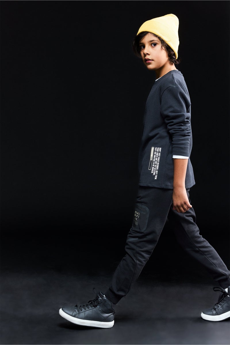 ديفاكتو تيشيرت ولادي كم طويل مطبوع قصة عادية برقبة مستديرة - Image 2